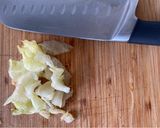 Foto del passaggio 1 della ricetta Pilaf di scorze di clementina, gambi di carciofo e julienne di iceberg