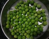 A picture of step 2 of Dry aloo matar.
