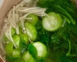 Hình bước làm 2 của món 🌱 Canh Mồng Tơi Nấu Mướp Hương & Nấm Kim Châm
