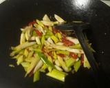Foto langkah ke 4 dari resep Tumis ikan asin & daun prei pedas manis.