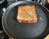 A picture of step 3 of Bell pepper tandoori mayonnise sandwich.