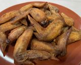 รูปขั้นตอนการทำที่ 6 ของ ปีกไก่ทอดเกลือ กรอบนอกนุ่มใน