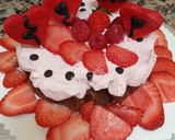 Foto del paso 5 de la receta: Tarta helada de fresas con nata y bizcocho de chocolate 💞
