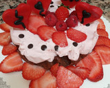 Foto del paso 5 de la receta: Tarta helada de fresas con nata y bizcocho de chocolate 💞