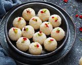 खोबऱ्याचे लाडू / Coconut ladoo / ओल्या नारळाचे लाडू - मराठी रेसिपी रेसिपी स्टेप 9 फोटो