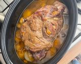 Egészben sült birkacomb, sörös hagymaágyon recept fázis 5 fotója