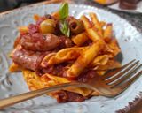 Foto del paso 4 de la receta: Garganeli con salchichas y aceitunas con salsa de tomate picante