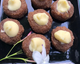 Foto del paso 8 de la receta: Panellets de almendra con Nesquik, rellenos de chocolate blanco y los clásicos de piñones