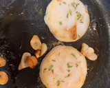 Foto del paso 2 de la receta: Rodajas de merluza con ajos y estragón