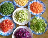 Hình bước làm 1 của món Salad rau củ trộn xốt mayonnaise