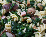 Foto del paso 3 de la receta: Pasta con champiñones y espinacas