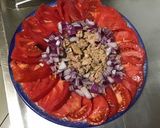 Une image de l'étape 5 de Salade de tomates au thon oignon rouge et câpres (sauce citron).