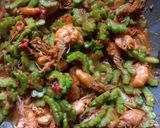 Foto langkah ke 3 dari resep Tumis pare udang.