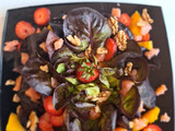 Lechuga viva con frutas de temporada