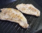 รูปขั้นตอนการทำที่ 2 ของ อกไก่ย่างออริกาโนกับสลัดบัลซามิก คลีน