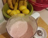 ,,Truskawkowe smoothie bowl z bananem i bakaliami,, krok przepisu 2 zdjęcie