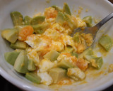 Foto del paso 3 de la receta: Huevos al micro con aguacate 🍳🥑🥰