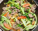 Hình bước làm 4 của món Cơm ngon nhà Huý 🏡: Bò xào rau củ - Canh rong biển thịt bò