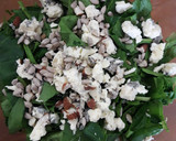 Foto del paso 3 de la receta: Ensalada de espinaca, queso azul y tomates disecados. Deliciosa