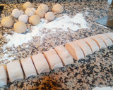 Foto del paso 3 de la receta: Obleas de pan de tomate con puré de sardinas y surimi