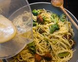 Egyserpenyős kolbászos-brokkolis carbonara spagetti recept fázis 7 fotója