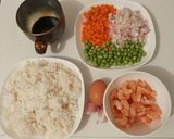Une image de l'étape 1 de Riz cantonais légumes et petites crevettes.