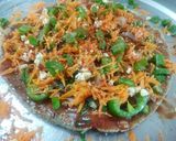 महाराष्ट्रीयन स्टाईल फ्युजन चिजी भाकरीझा (bhakri pizza recipe in marathi) रेसिपी स्टेप 6 फोटो 