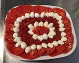 Une image de l'étape 7 de Salade de tomates et poivrons rouges grillés à la mozzarella et coriandre.