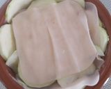Foto del paso 3 de la receta: Cazuelita de calabacín con York y queso, acompañada de ensalada