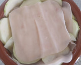Foto del paso 3 de la receta: Cazuelita de calabacín con York y queso, acompañada de ensalada