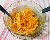 Foto del paso 2 de la receta: Ensalada de zanahoria rallada c/ cebolla y jugo naranja