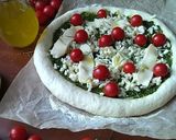 Une image de l'étape 5 de Pizza à la sauce pesto et aux tomates cerises.