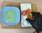 A picture of step 1 of "Yellow Flower" Fried Eggs🌼🌼🌼.