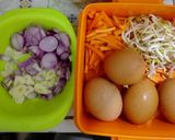 Foto langkah ke 1 dari resep Tumis Tauge Wortel Telur Orak-Arik Praktis.