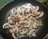 Foto del paso 1 de la receta: Champiñón con cebolla
