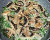 Foto del paso 4 de la receta: Papas con crema de acelga y champiñones
