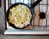 Foto del paso 2 de la receta: Canastitas de cebolla, hongos y 4 quesos