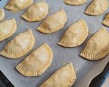Foto del paso 3 de la receta: Empanadillas de carne y cebolla caramelizada! con salsa de queso