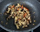 Foto langkah ke 4 dari resep Pork Stir Fry Beansprouts on Lettuce (Lettuce Siram Tumis Babi Toge).