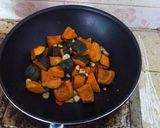 รูปขั้นตอนการทำที่ 2 ของ ฟักทองญี่ปุ่นผัดไข่ #อาหารไทยง่ายๆ