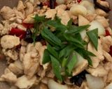 Foto langkah ke 3 dari resep Gai Phad Nam Mon Hoi (Chicken Oyster Sauce).