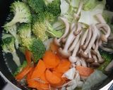 รูปขั้นตอนการทำที่ 2 ของ ซุปผักและสันในไก่