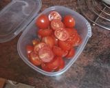Foto del paso 1 de la receta: Tomates cherry al ajillo con fuet, jamón serrano y encurtidos