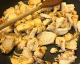 Foto del passaggio 4 della ricetta Insalata di pollo e zucchine in salsa tonnata antica