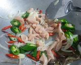 Foto langkah ke 2 dari resep Tumis ayam jamur kancing.