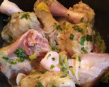 Foto del paso 2 de la receta: Pollo al verdeo con crema y papas al horno
