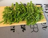 Une image de l'étape 2 de Saucisses aux poivrons verts et épices créoles.