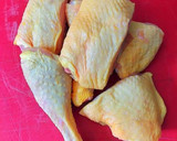 Foto del paso 1 de la receta: Pollo de corral en salsa de cebollas moradas y pasas gigantes
