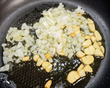 Foto del paso 2 de la receta: Ventresca de merluza con verduras, setas