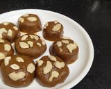 A picture of step 5 of Gond laduu.